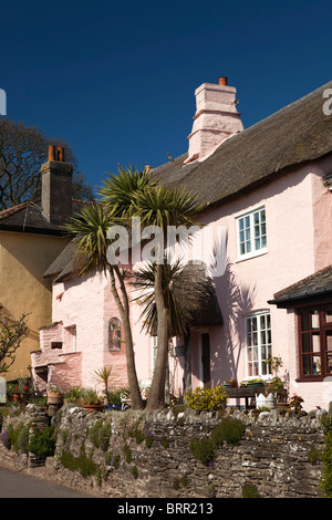 Regno Unito, Inghilterra, Devon, Strete e idilliaco dipinte in colori pastello cottage con il tetto di paglia che si affaccia sul mare Foto Stock