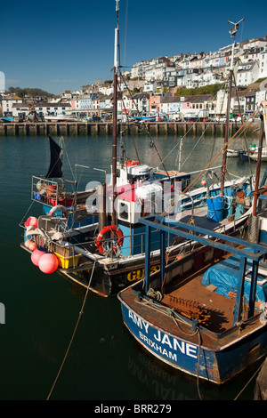 Regno Unito, Inghilterra, Devon, Brixham pesca barca ormeggiata in porto Foto Stock