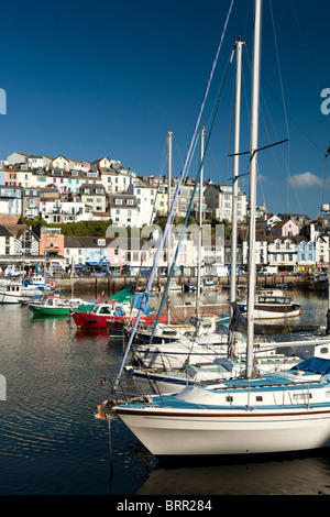 Regno Unito, Inghilterra, Devon, Brixham barche da diporto ormeggiata nel porto di seguito attraenti case sul lungomare Foto Stock