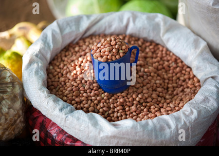 Grande borsa di arachidi in vendita dal cupful in un mercato di Inhambane Foto Stock