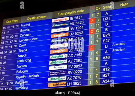 Informazioni aeroporto board mostra gli arrivi e le partenze dei voli Foto Stock