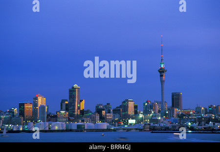La Sky Tower di Auckland e sullo skyline di notte Foto Stock