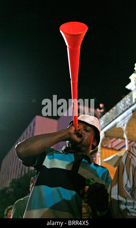 Soccer ventola che soffia un vuvuzela alle celebrazioni in Long Street dopo il 2010 Coppa del mondo trarre Foto Stock