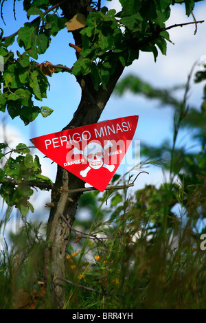 Firmare un monito contro le mine di terra nella boccola lasciati dalla guerra civile Foto Stock