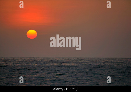 Tramonto sull'Oceano Atlantico Foto Stock
