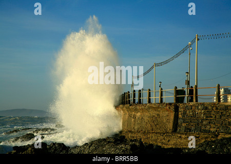 Di grandi onde che si schiantano contro la parete di ritegno al Sea Point promenade Foto Stock