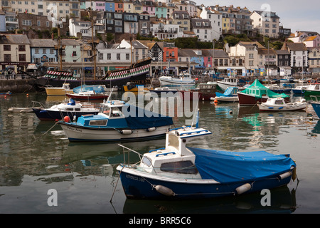 Regno Unito, Inghilterra, Devon, Brixham, barche nel porto Ormeggiato accanto al Golden Hind nave replica Foto Stock