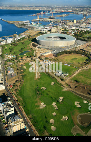 Vista aerea del Green Point Stadium, costruito nel 2010 per il Campionato Mondiale di calcio con Cape Town Harbour in background Foto Stock