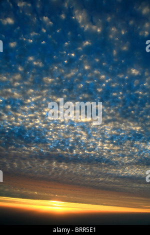 Interessante la formazione di nubi nel cielo al tramonto Foto Stock