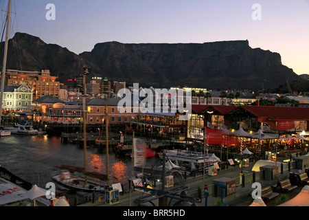 Vista dal Victoria & Alfred Waterfront al crepuscolo con iconica Table Mountain in background Foto Stock