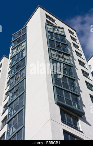 Abstract Architettura di hi torre contro il blocco vivid blue sky con verticali convergenti per enfatizzare o sottolineare l'altezza. Foto Stock