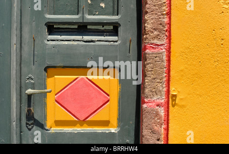 Vivacemente colorato verniciato testurizzato e dettagli architettonici di case sull'isola greca di Santorini Foto Stock
