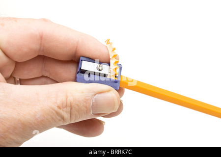 Mano azienda blue temperamatite con trucioli,giallo pastello isolato su bianco. Foto Stock