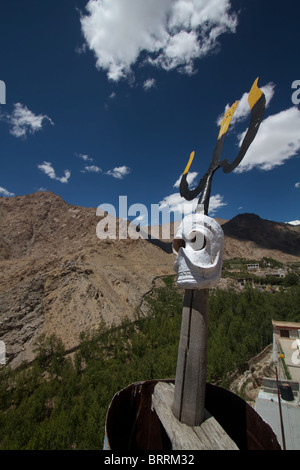 Cranio e forcone sulla sommità del klu kkhyil gompa Foto Stock