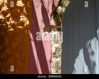 Vivacemente colorato verniciato testurizzato e dettagli architettonici di case sull'isola greca di Santorini Foto Stock