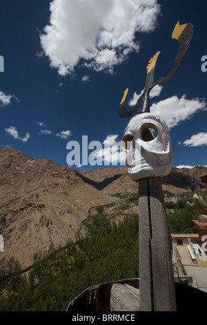 Cranio e forcone sulla sommità del klu kkhyil gompa Foto Stock