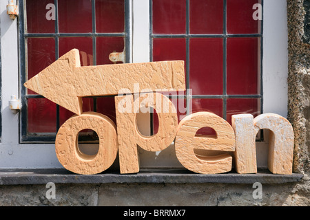 UK. Open sign with letters in carved stone by Tom Gloster in workshops for local crafts. Foto Stock