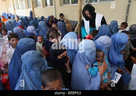 Le donne afghane in un ospedale in sala d'attesa Foto Stock