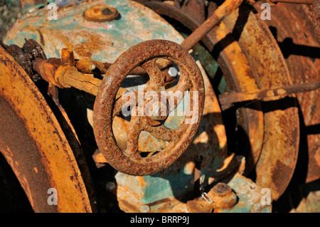 Rusty attrezzi da pesca, Loctudy, Briattany, Francia Foto Stock