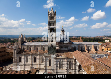 Una vista frontale completa dell'iconica cattedrale di Siena e della sua famosa cupola in Toscana, in una giornata di sole Foto Stock