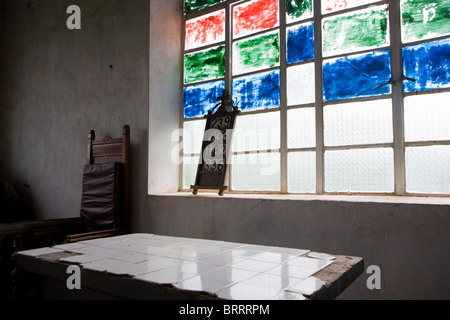 Altare della vecchia chiesa coloniale Freetown Sierra Leone Africa occidentale Foto Stock
