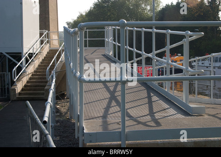 Nuovo ciclisti disabili percorso di attraversamento del fiume Foto Stock