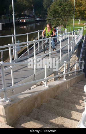 Nuovo ciclisti disabili percorso di attraversamento del fiume Foto Stock