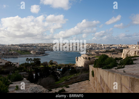 Vista del Porto di Marsamxett e Lazzaretto Creek da Valletta, St Andrew il bastione di fronte a La Valletta, Malta, Europa Foto Stock