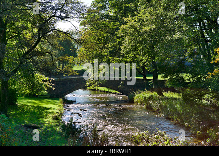 Ponte di pietra sul Linton Beck nel villaggio di Linton, vicino Grassington, Wharfedale, Yorkshire Dales National Park, Inghilterra Foto Stock