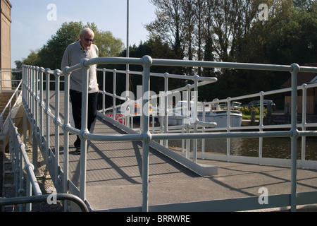 Nuovo ciclisti disabili percorso di attraversamento del fiume Foto Stock