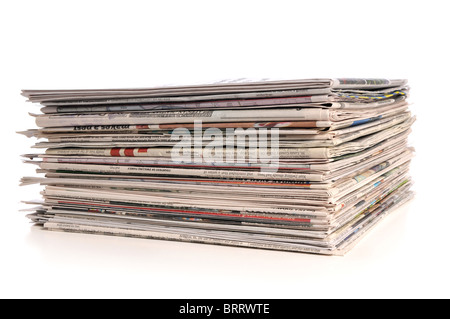 Pila di quotidiani isolato su uno sfondo bianco Foto Stock