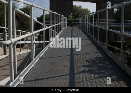 Nuovo ciclisti disabili percorso di attraversamento del fiume Foto Stock