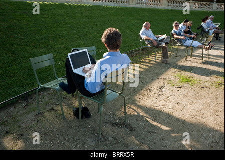 Parigi, Francia, Giardini del Lussemburgo, Parco Urbano, Jardin du Luxembourg, computer portatile Man Working, accesso Internet WIFI gratuito, persone che lavorano su MAC Foto Stock