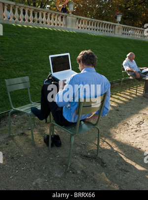 Parigi, Francia, persone nel Parco del Lussemburgo, "Jardin du Luxembourg", uomo che guarda lo schermo del computer portatile, persone che lavorano su MAC, parigi che legge Foto Stock