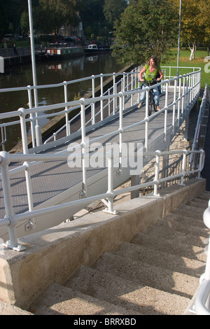 Nuovo ciclisti disabili percorso di attraversamento del fiume Foto Stock