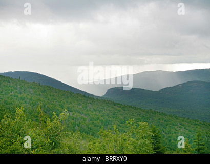 Foggy montagne coperte di bianco con verdi colline nel Maine Foto Stock