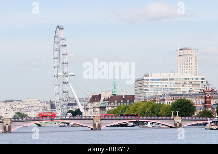 Lambeth Bridge con il London Eye e St Thomas' ospedale, vista da Vauxhall Bridge, London, England, Regno Unito Foto Stock