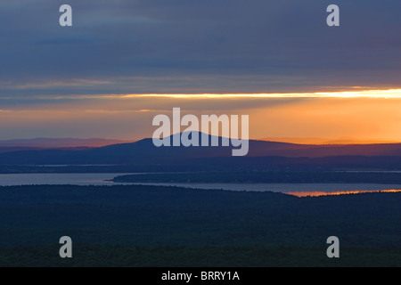 Bel colore arancione tramonto moutains e il lago Foto Stock