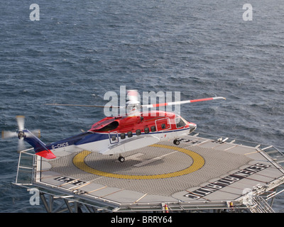 Un CHC-Scotia S92 atterraggio sul supporto di immersioni nave Atlantic sette nel Mare del Nord Foto Stock