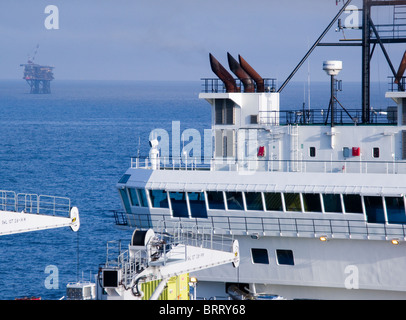 Il Diving nave di sostegno DSV Atlantic sette passato in barca a vela un olio piattaforma di produzione nel settore britannico del Mare del Nord Foto Stock