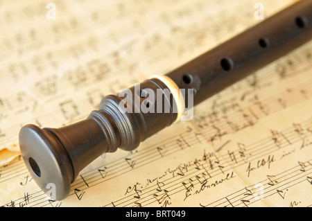 In ebano flauto sopran su un vecchio foglio di musica Foto Stock