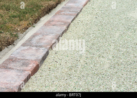Casa di nuova costruzione vialetto. Close-up immagine mostra la superficie è stato spalmato con vetro macinato agregate Foto Stock