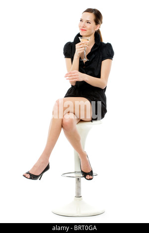Elegante giovane donna di bere un cocktail Foto Stock