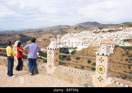 Turisti che si godono la vista della montagna bianca villaggio di Almogia, provincia di Malaga, Spagna dal punto di vedetta. Foto Stock