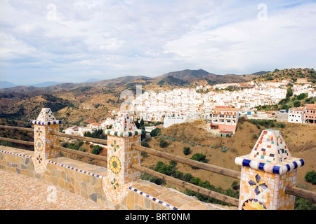 Vista verso la montagna bianca villaggio di Almogia, provincia di Malaga, Spagna dal punto di vedetta. Foto Stock