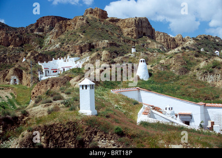 Camino e case dei cavemen in Guadix, Andalusia, Spagna, Europa Foto Stock