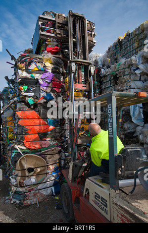 Impilamento di una tonnellata di balle di plastica con un carrello elevatore a forche in corrispondenza di un riciclaggio di materie plastiche stabilimento di Geelong Australia Foto Stock