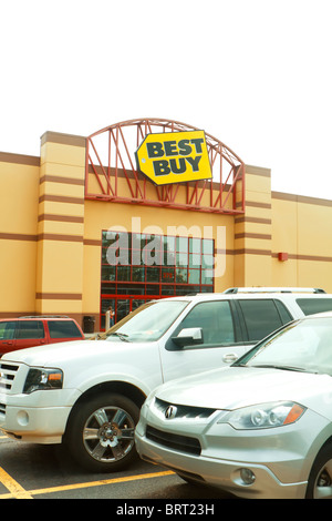 L'ingresso anteriore e il logo di firmare per un Best Buy elettronica di retail store su un Poco nuvoloso Nuvoloso Giorno. Foto Stock