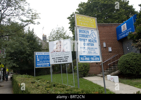 Health Clinic con grandi annunci di portare le persone nella Chiesa, Avenue, Brooklyn, New York. Foto Stock