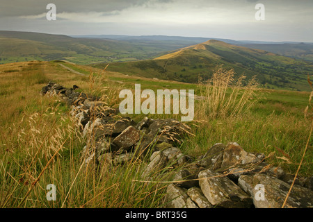 Vista dal Mam Tor verso Hollins Croce, perdere Hill e vincere Hill, Parco Nazionale di Peak District, Inghilterra. Foto Stock